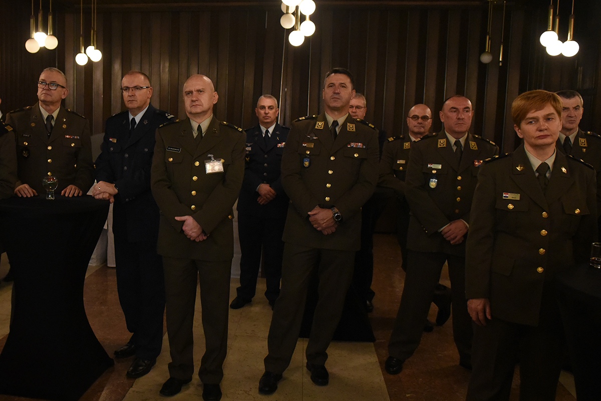 https://www.morh.hr/wp-content/gallery/krsticevic-i-sundov-sa-predstavnika-vojno-diplomatskog-zbora/vojno_diplomatski_zbor_20191209_10.jpg