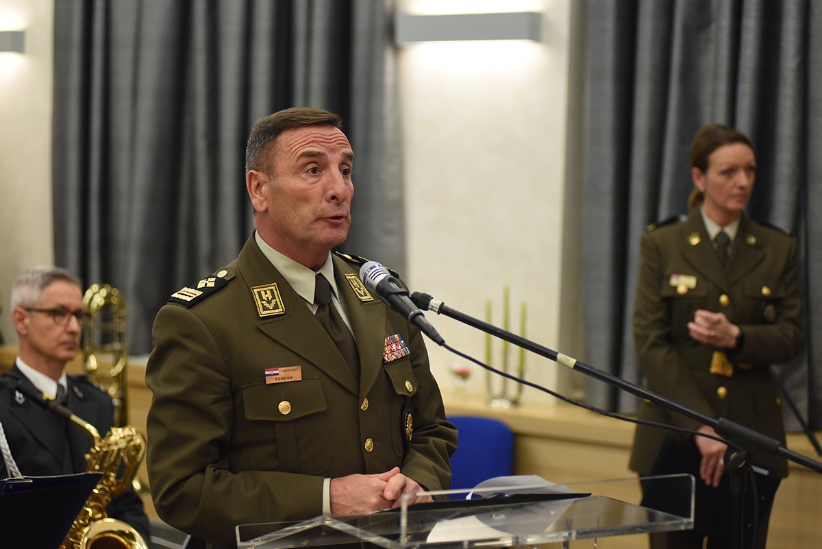 https://www.morh.hr/wp-content/gallery/krsticevic-i-sundov-sa-predstavnika-vojno-diplomatskog-zbora/vojno_diplomatski_zbor_20191209_11.jpg