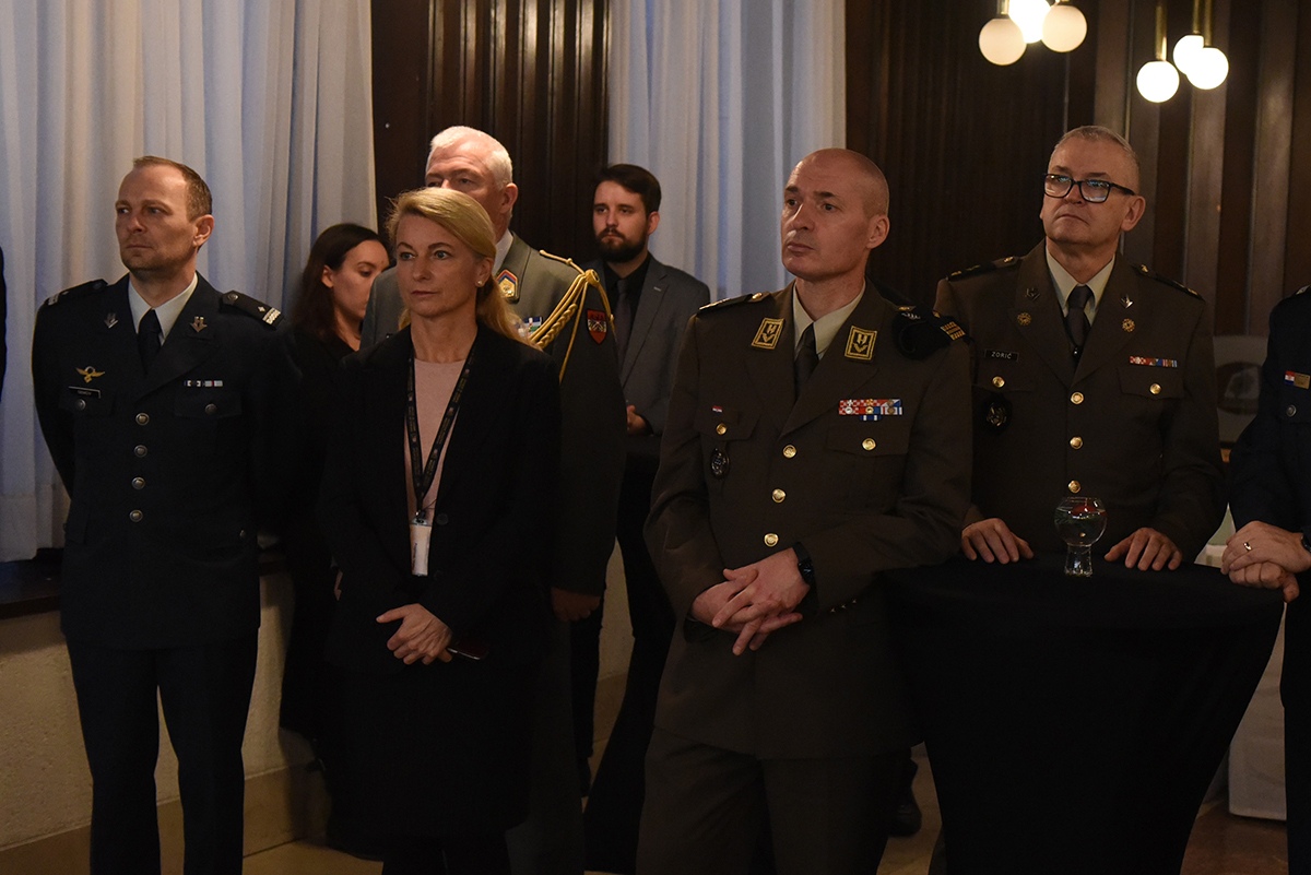 https://www.morh.hr/wp-content/gallery/krsticevic-i-sundov-sa-predstavnika-vojno-diplomatskog-zbora/vojno_diplomatski_zbor_20191209_12.jpg