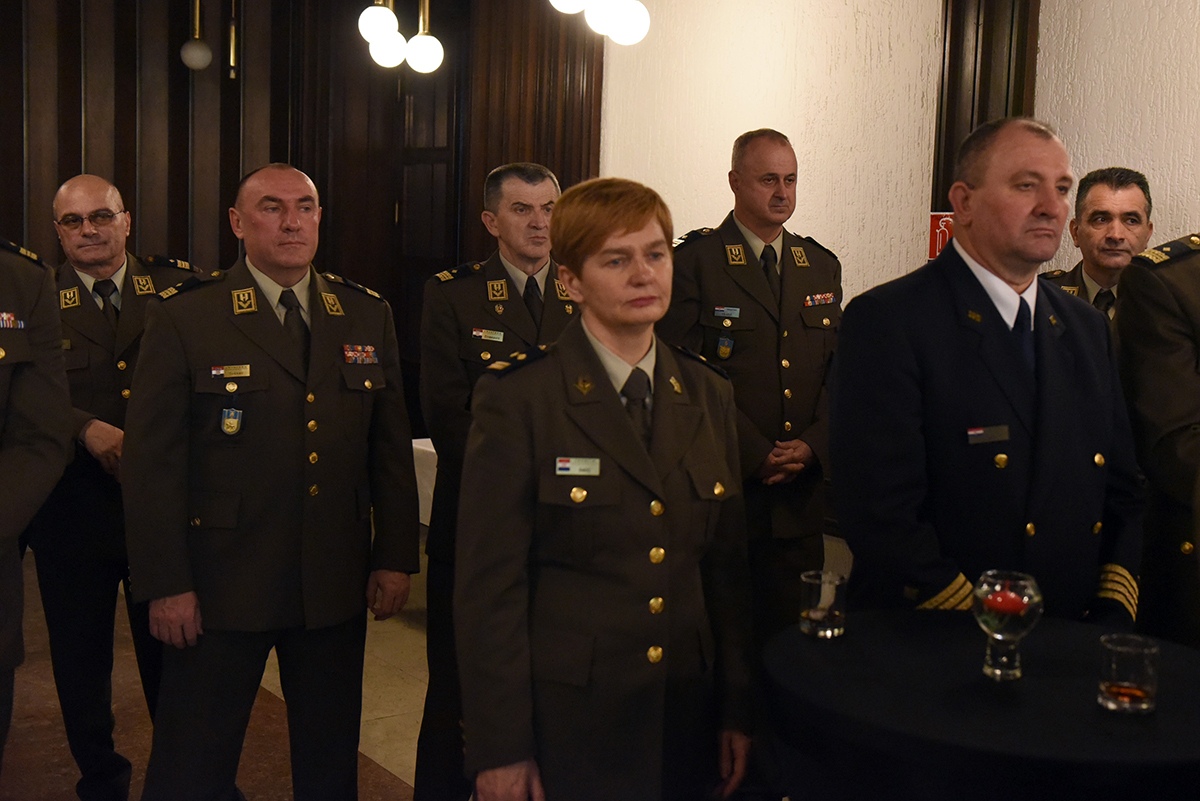https://www.morh.hr/wp-content/gallery/krsticevic-i-sundov-sa-predstavnika-vojno-diplomatskog-zbora/vojno_diplomatski_zbor_20191209_15.jpg
