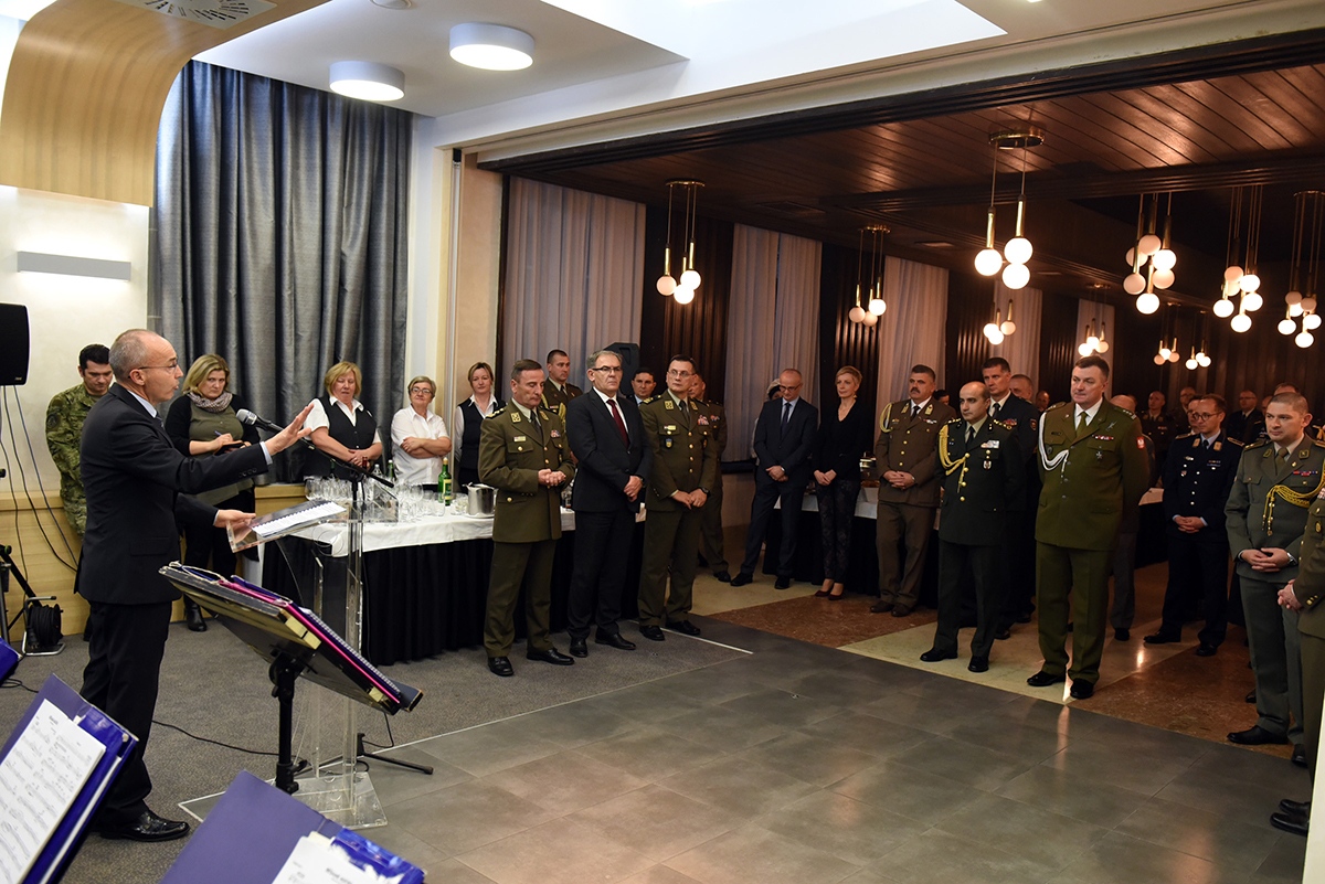 https://www.morh.hr/wp-content/gallery/krsticevic-i-sundov-sa-predstavnika-vojno-diplomatskog-zbora/vojno_diplomatski_zbor_20191209_16.jpg
