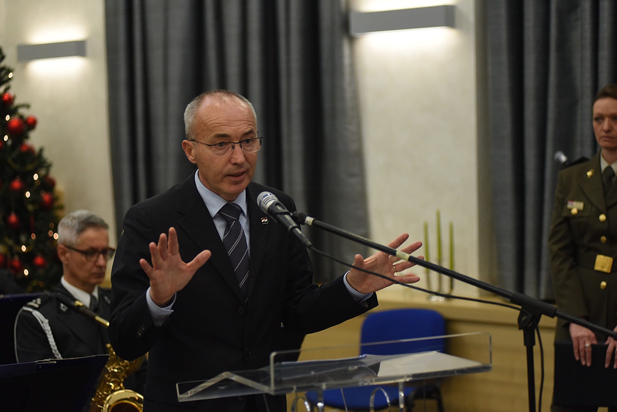 https://www.morh.hr/wp-content/gallery/krsticevic-i-sundov-sa-predstavnika-vojno-diplomatskog-zbora/vojno_diplomatski_zbor_20191209_17.jpg