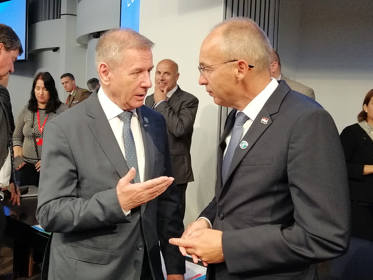https://www.morh.hr/wp-content/gallery/krsticevic-na-bilateralnim-sastancima-s-ministrima-obrane-u-helsinkiju/sastanak_mod_29082019_06.jpg
