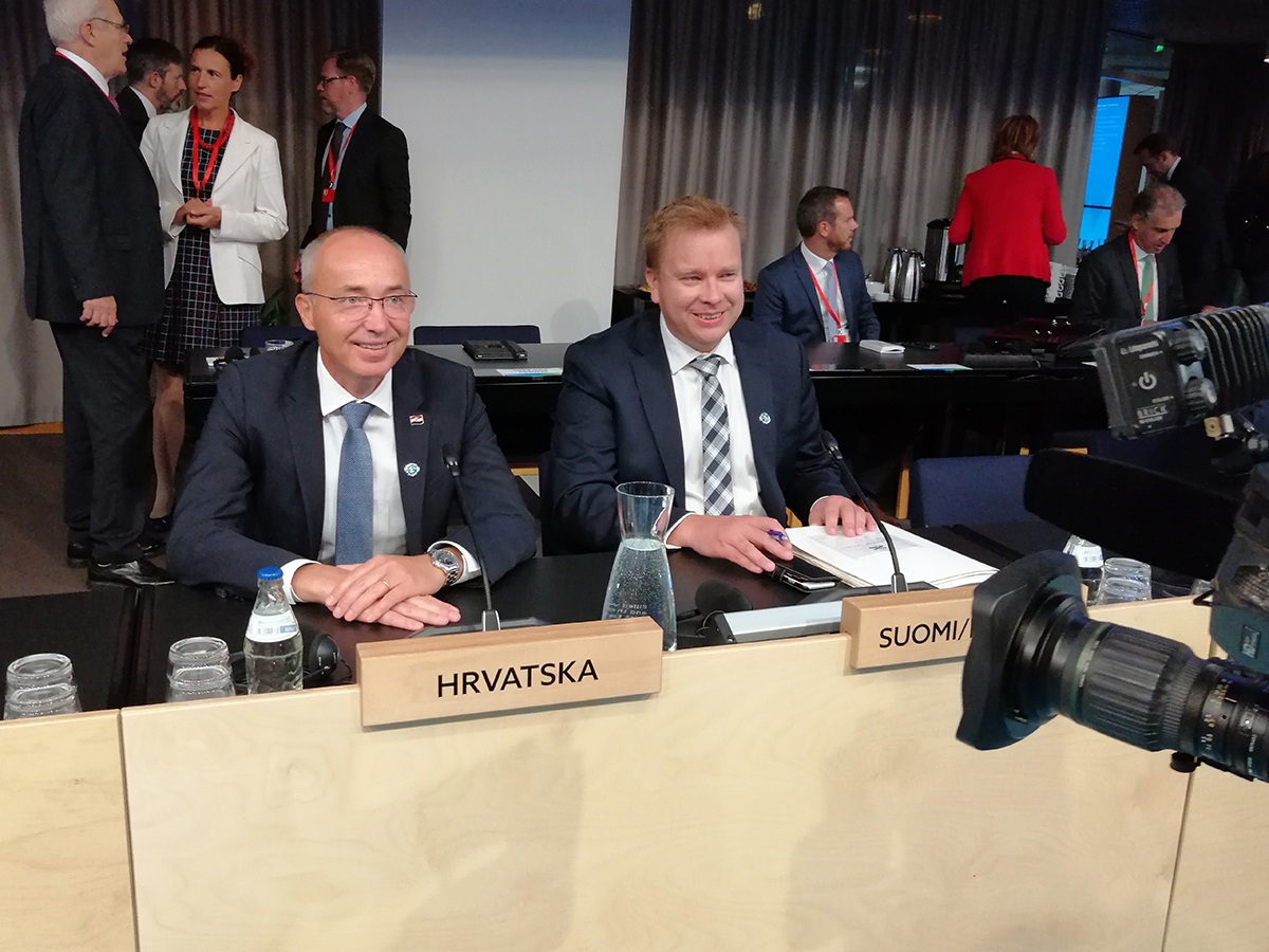https://www.morh.hr/wp-content/gallery/krsticevic-na-bilateralnim-sastancima-s-ministrima-obrane-u-helsinkiju/sastanak_mod_29082019_07.jpg
