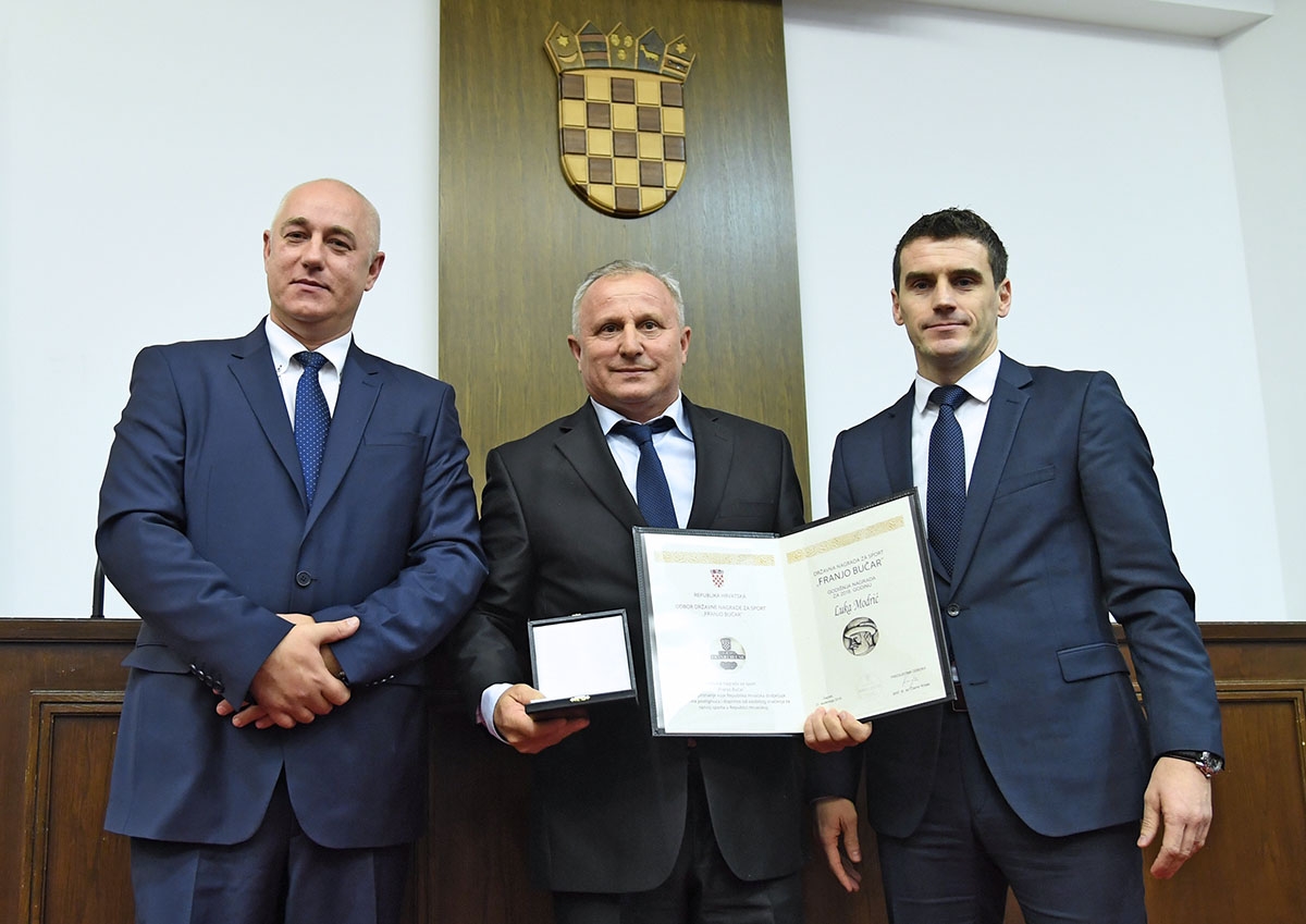 https://www.morh.hr/wp-content/gallery/krsticevic-na-dodjeli-drzavne-nagrade-za-sport-franjo-bucar/drzavna_nagrada_za_sport_franjo_bucar_27112018_06.jpg
