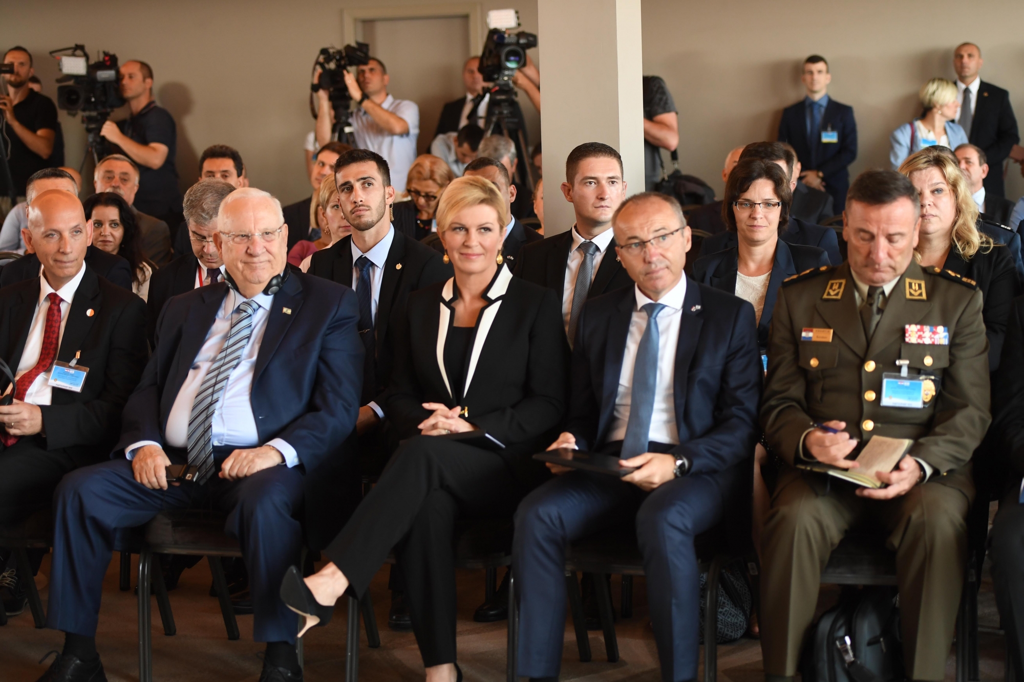 https://www.morh.hr/wp-content/gallery/krsticevic-na-konferenciji-obrambenih-industrija-rh-i-izraela/1_konferencija_25072018_12.jpg