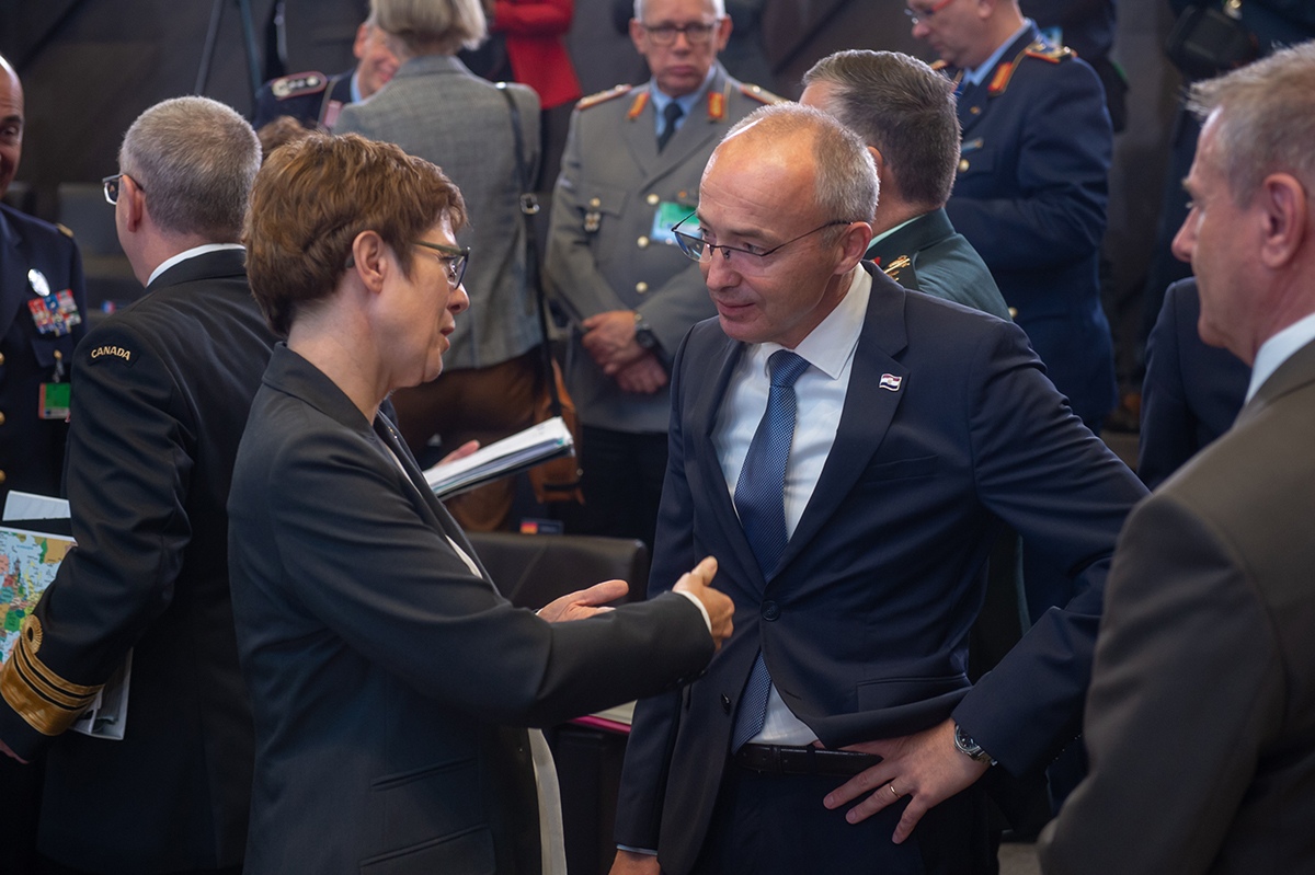 https://www.morh.hr/wp-content/gallery/krsticevic-na-sastanku-ministara-obrane-nato-a-u-bruxellesu/bruxelles_191024f-009.jpg