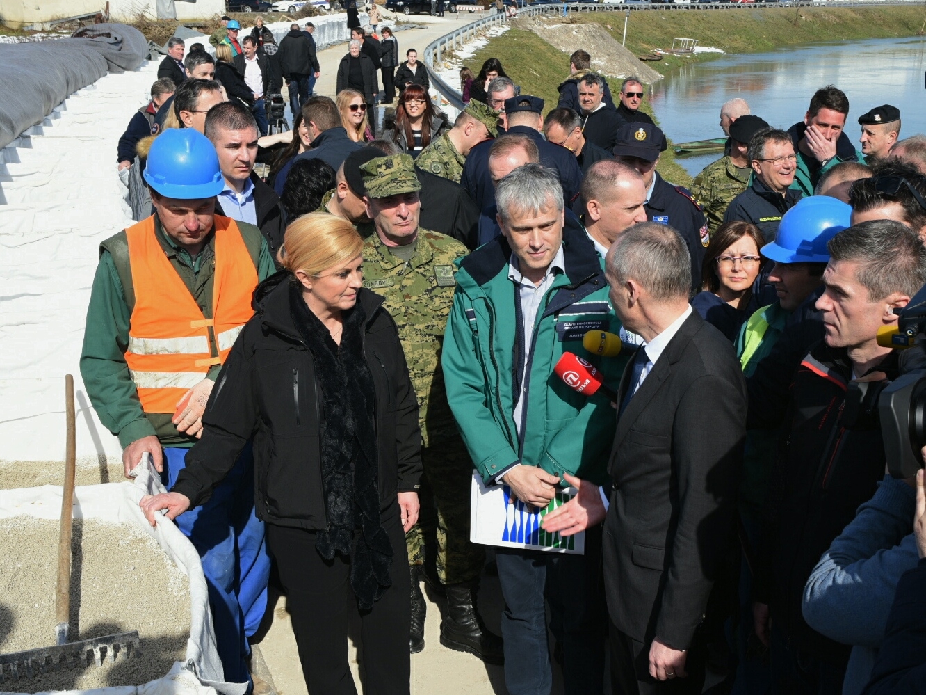 https://www.morh.hr/wp-content/gallery/krsticevic-na-sastanku-stozera-civilne-zastite-u-karlovcu/karlovac_09032018_140336.jpg