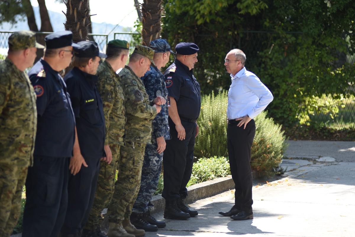 https://www.morh.hr/wp-content/gallery/krsticevic-obisao-operativno-vatrogasno-zapovjednistvo-divulje/krsticevic-u-operativnom-vatrogasnom-zapovjednistvu19072019_02.jpg