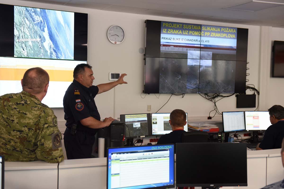 https://www.morh.hr/wp-content/gallery/krsticevic-obisao-operativno-vatrogasno-zapovjednistvo-divulje/krsticevic-u-operativnom-vatrogasnom-zapovjednistvu19072019_09.jpg