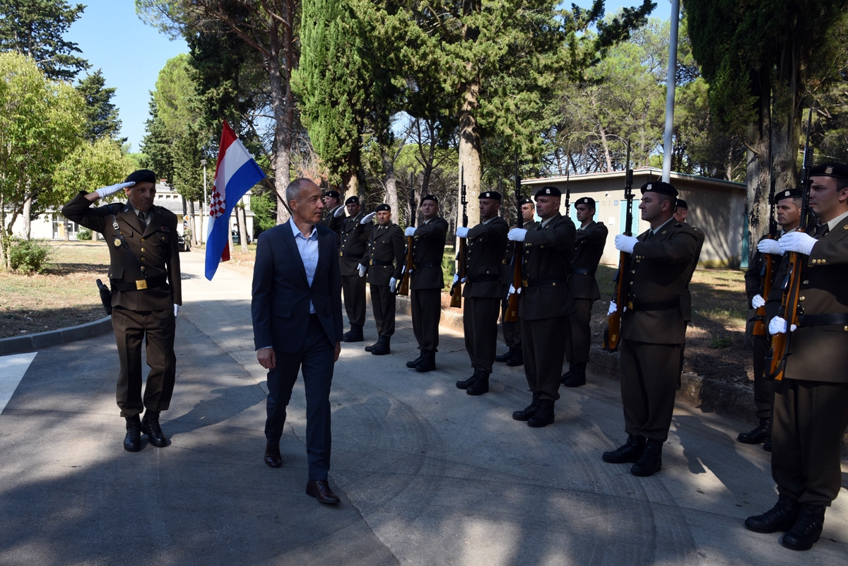 https://www.morh.hr/wp-content/gallery/krsticevic-odrzao-prezentaciju-u-93-zrakoplovnoj-bazi/dsc_9630.jpg