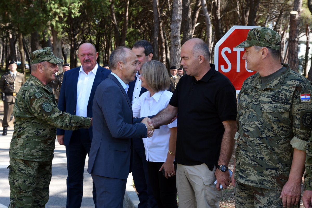 https://www.morh.hr/wp-content/gallery/krsticevic-odrzao-prezentaciju-u-93-zrakoplovnoj-bazi/dsc_9686.jpg