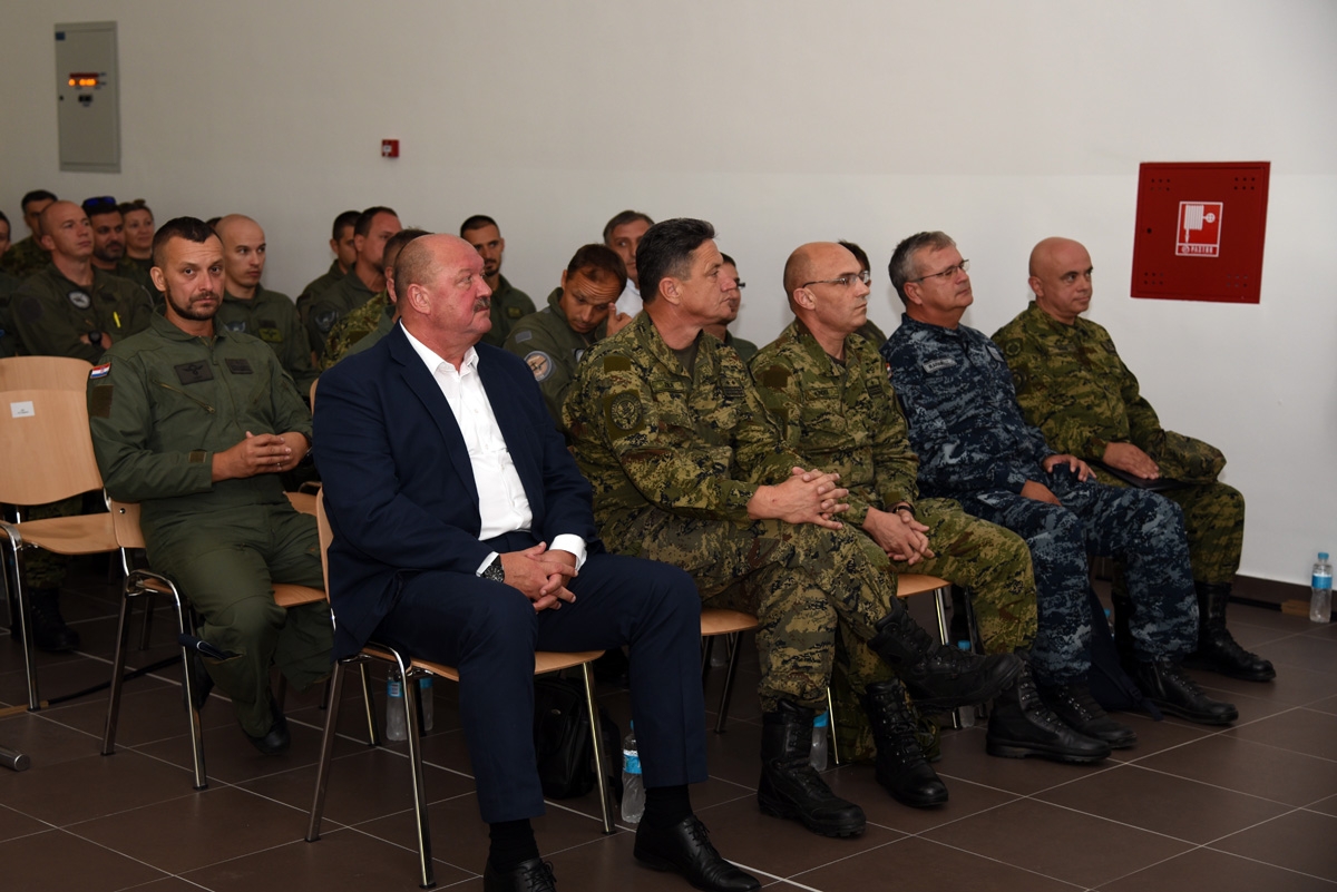https://www.morh.hr/wp-content/gallery/krsticevic-odrzao-prezentaciju-u-93-zrakoplovnoj-bazi/dsc_9824.jpg