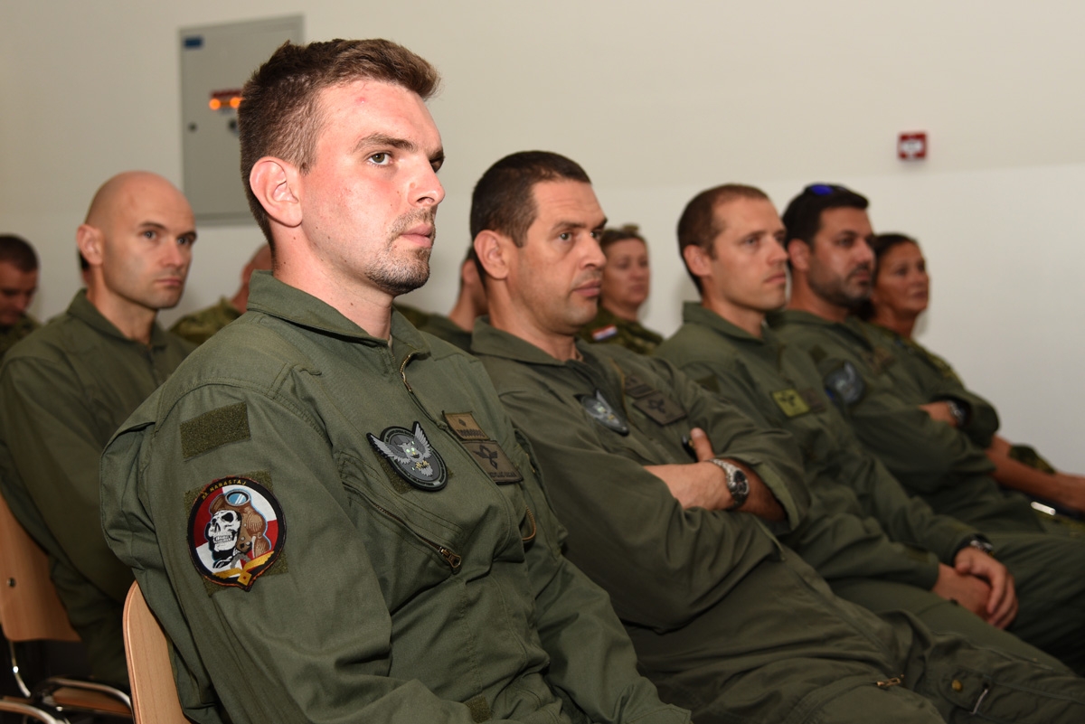 https://www.morh.hr/wp-content/gallery/krsticevic-odrzao-prezentaciju-u-93-zrakoplovnoj-bazi/dsc_9840.jpg