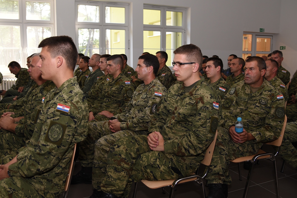 https://www.morh.hr/wp-content/gallery/krsticevic-odrzao-prezentaciju-u-93-zrakoplovnoj-bazi/dsc_9844.jpg