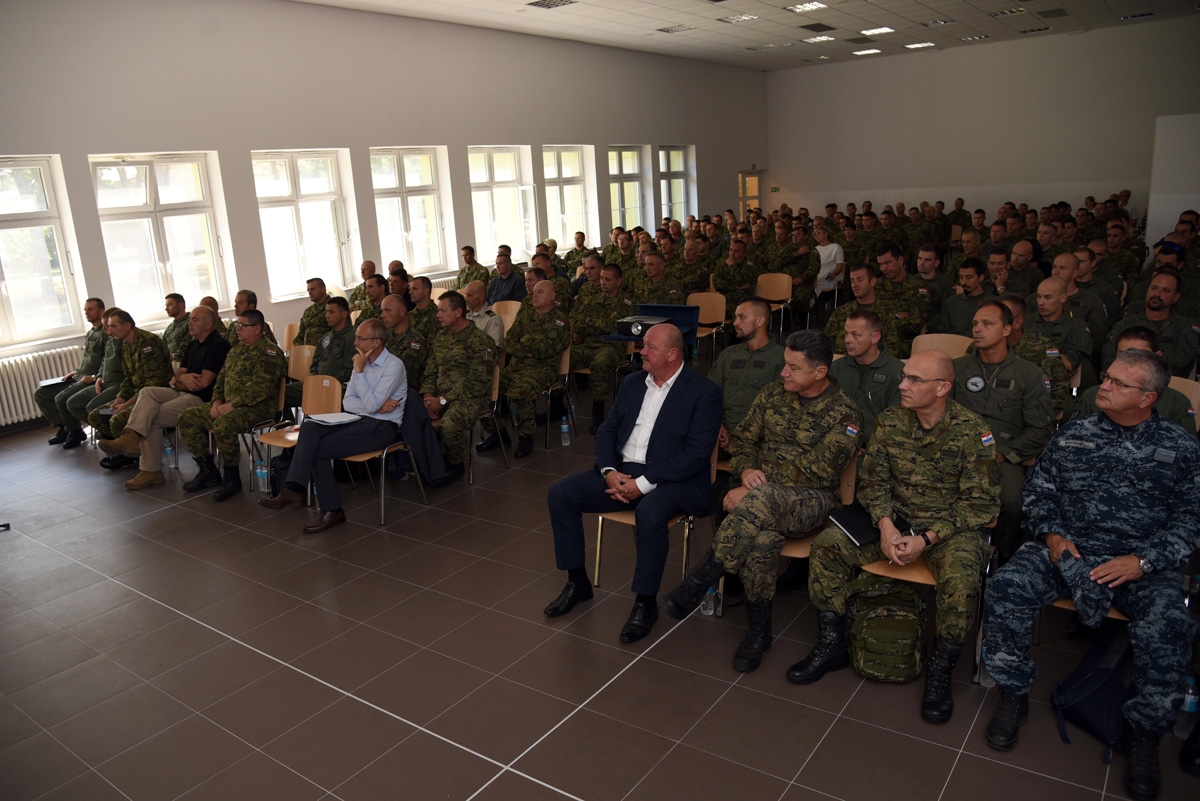 https://www.morh.hr/wp-content/gallery/krsticevic-odrzao-prezentaciju-u-93-zrakoplovnoj-bazi/dsc_9850.jpg