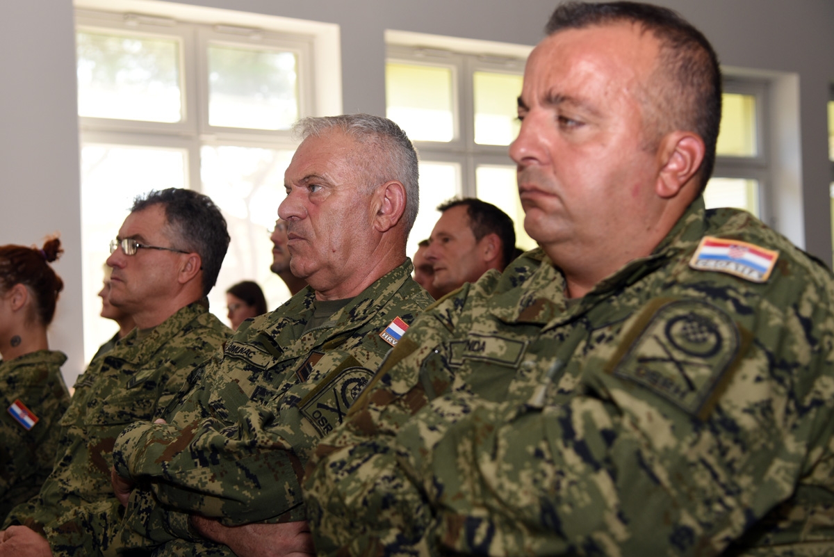 https://www.morh.hr/wp-content/gallery/krsticevic-odrzao-prezentaciju-u-93-zrakoplovnoj-bazi/dsc_9862.jpg