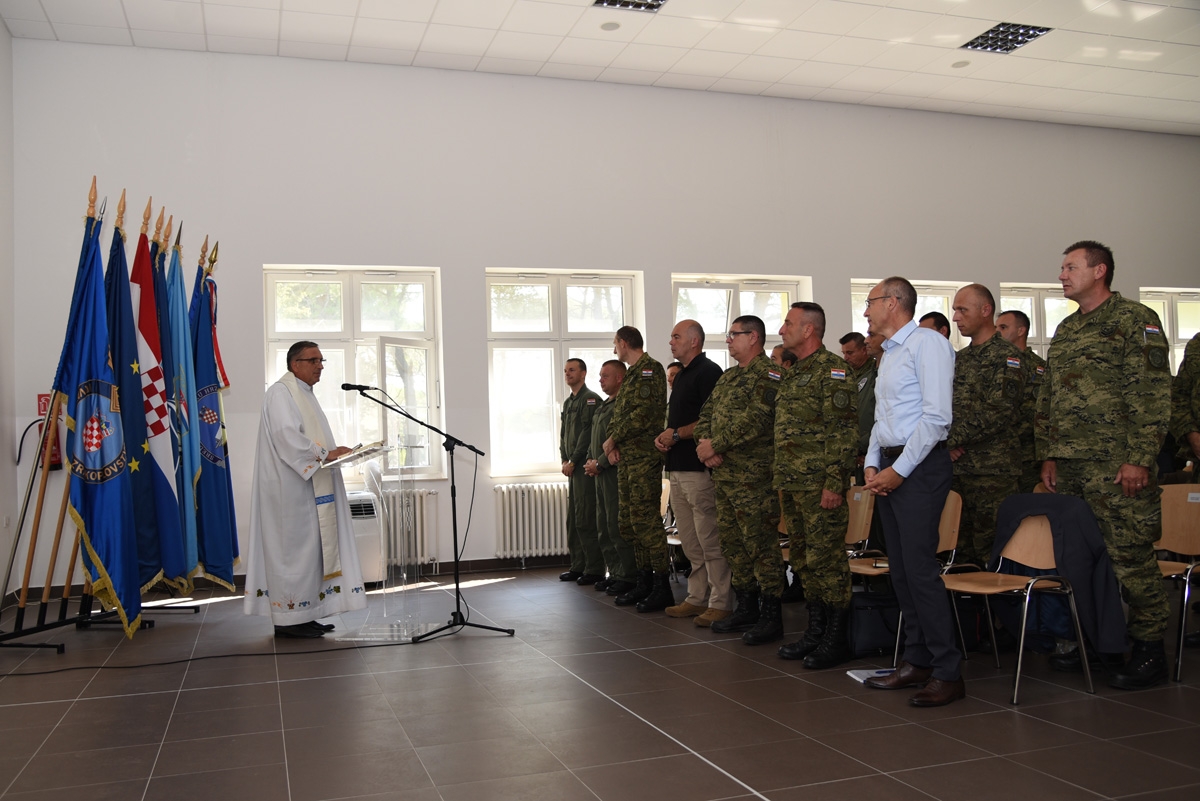 https://www.morh.hr/wp-content/gallery/krsticevic-odrzao-prezentaciju-u-93-zrakoplovnoj-bazi/dsc_9885.jpg