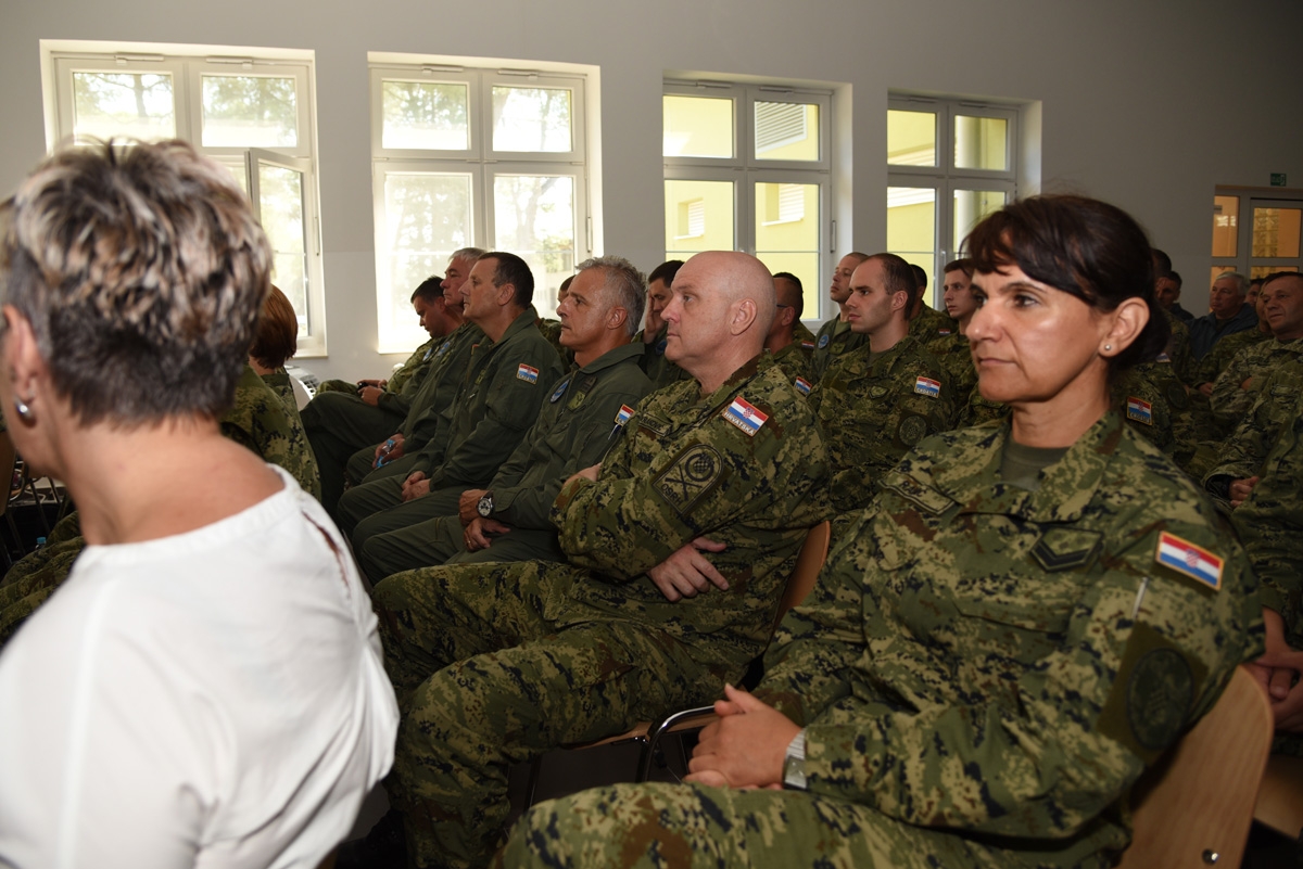 https://www.morh.hr/wp-content/gallery/krsticevic-odrzao-prezentaciju-u-93-zrakoplovnoj-bazi/dsc_9904.jpg