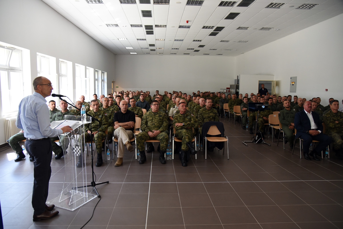 https://www.morh.hr/wp-content/gallery/krsticevic-odrzao-prezentaciju-u-93-zrakoplovnoj-bazi/dsc_9930.jpg