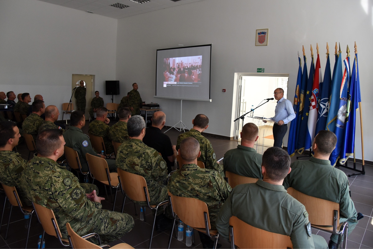 https://www.morh.hr/wp-content/gallery/krsticevic-odrzao-prezentaciju-u-93-zrakoplovnoj-bazi/dsc_9972.jpg