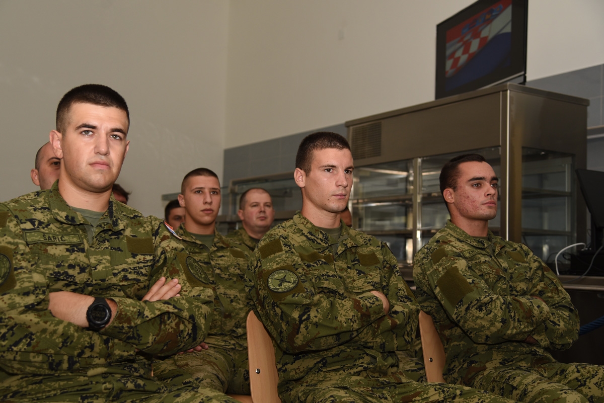 https://www.morh.hr/wp-content/gallery/krsticevic-odrzao-prezentaciju-u-93-zrakoplovnoj-bazi/dsc_9973.jpg