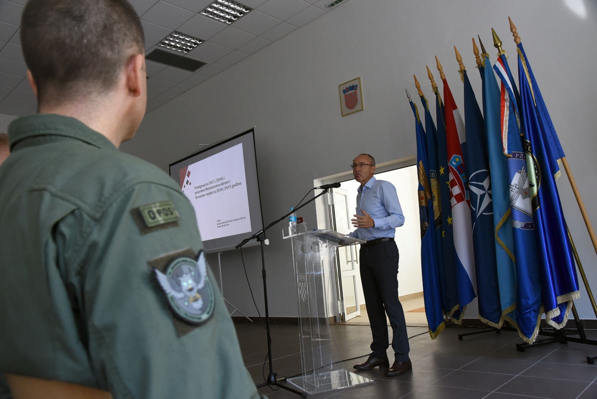 https://www.morh.hr/wp-content/gallery/krsticevic-odrzao-prezentaciju-u-93-zrakoplovnoj-bazi/dsc_9974.jpg