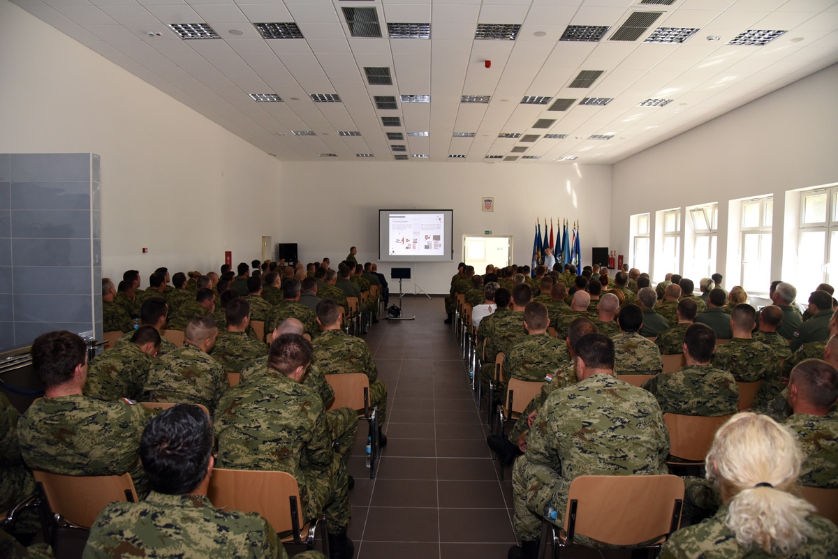 https://www.morh.hr/wp-content/gallery/krsticevic-odrzao-prezentaciju-u-93-zrakoplovnoj-bazi/dsc_9975.jpg