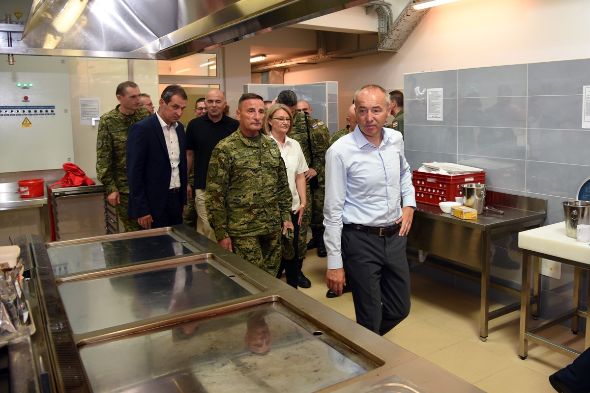 https://www.morh.hr/wp-content/gallery/krsticevic-odrzao-prezentaciju-u-93-zrakoplovnoj-bazi/dsc_9981.jpg