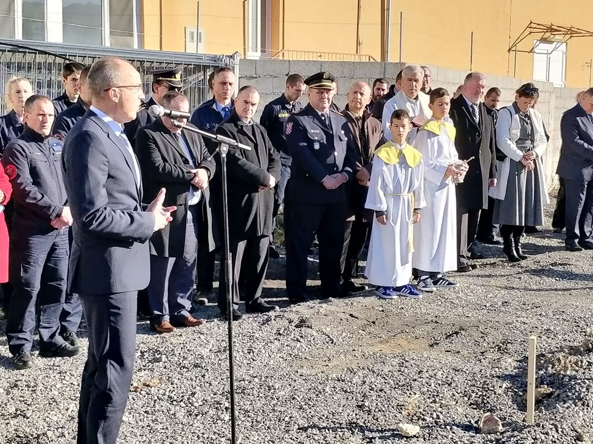 https://www.morh.hr/wp-content/gallery/krsticevic-polozio-kamen-temeljac-za-vatrogasni-dom-u-dugom-ratu/dugi_rat_27122018_1.jpg