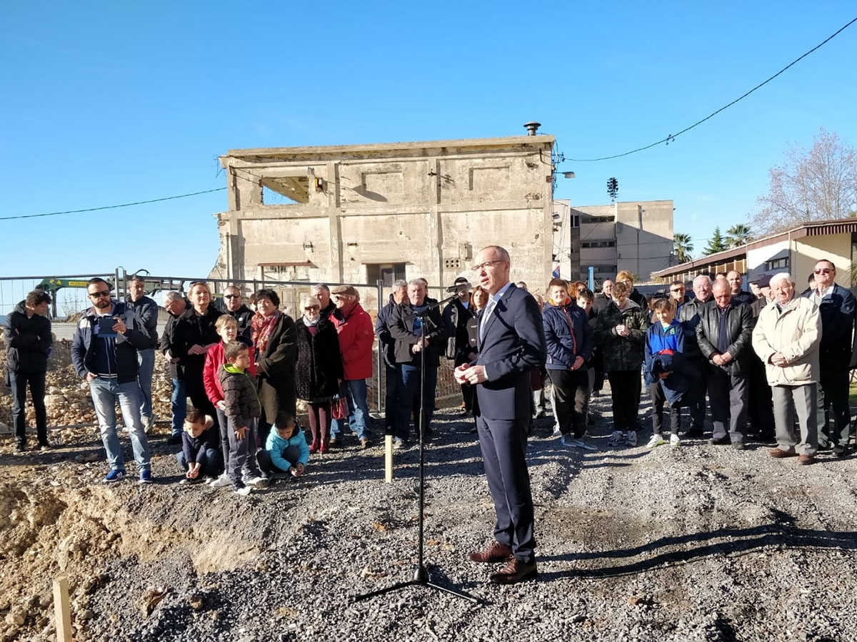 https://www.morh.hr/wp-content/gallery/krsticevic-polozio-kamen-temeljac-za-vatrogasni-dom-u-dugom-ratu/dugi_rat_27122018_2.jpg