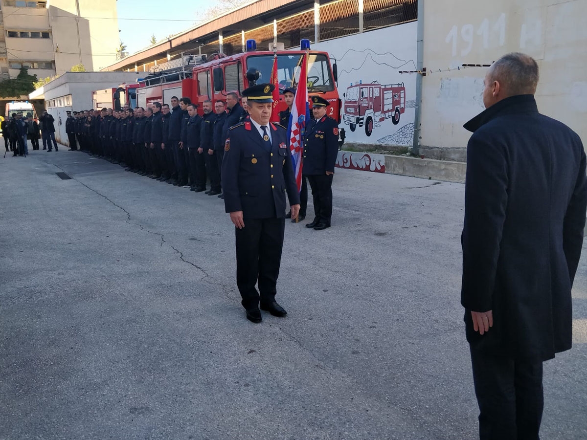 https://www.morh.hr/wp-content/gallery/krsticevic-polozio-kamen-temeljac-za-vatrogasni-dom-u-dugom-ratu/dugi_rat_27122018_3.jpg