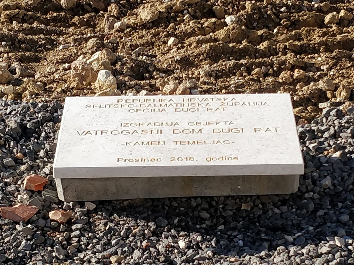 https://www.morh.hr/wp-content/gallery/krsticevic-polozio-kamen-temeljac-za-vatrogasni-dom-u-dugom-ratu/dugi_rat_27122018_5.jpg