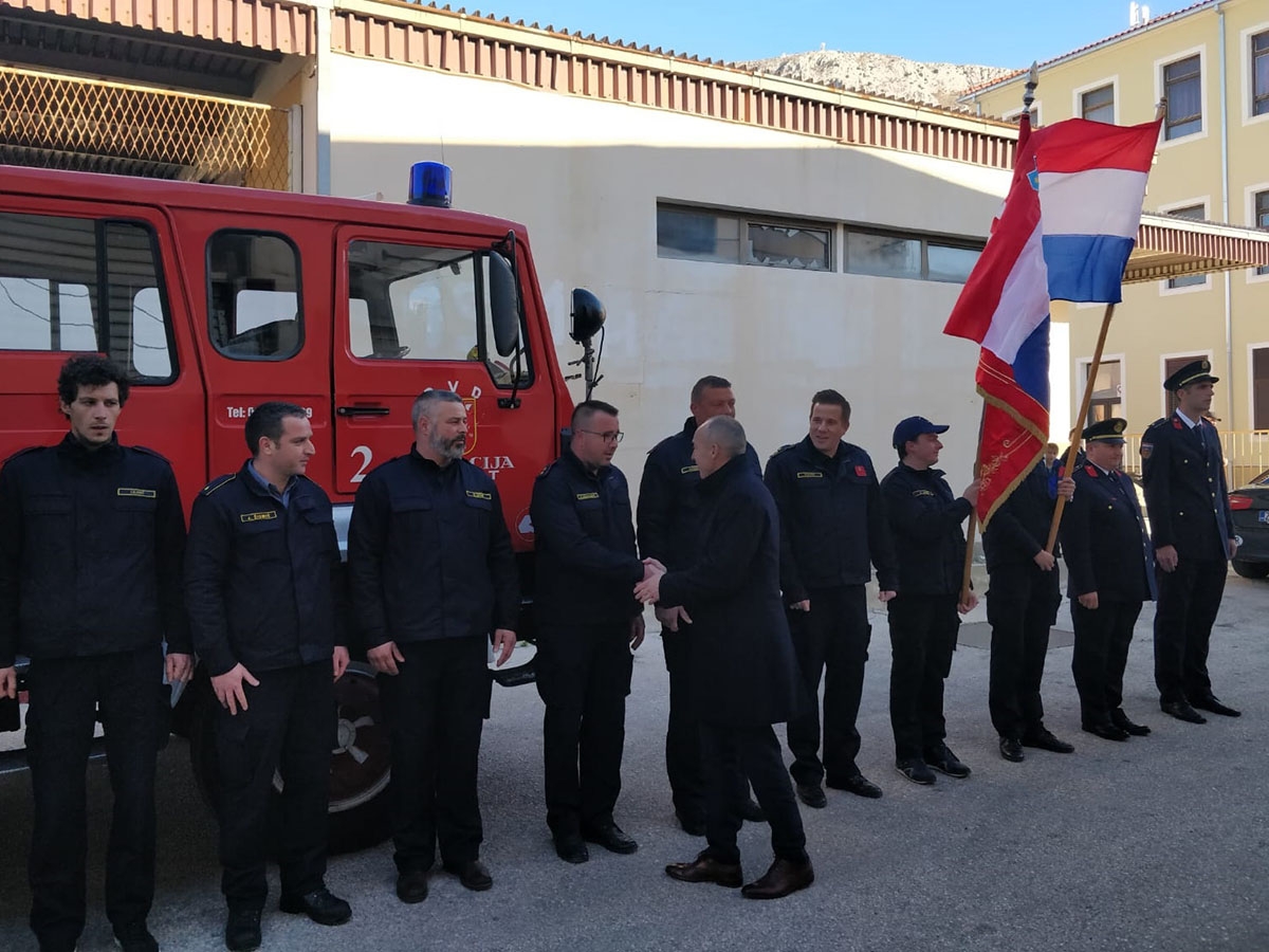 https://www.morh.hr/wp-content/gallery/krsticevic-polozio-kamen-temeljac-za-vatrogasni-dom-u-dugom-ratu/dugi_rat_27122018_6.jpg
