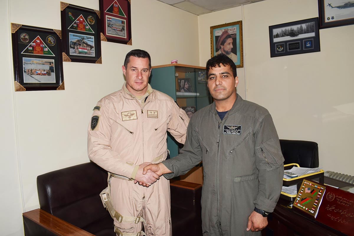 https://www.morh.hr/wp-content/gallery/krsticevic-s-hrvatskim-pilotima-i-tehnicarima-u-kabulu/afganistan_031218_18.jpg
