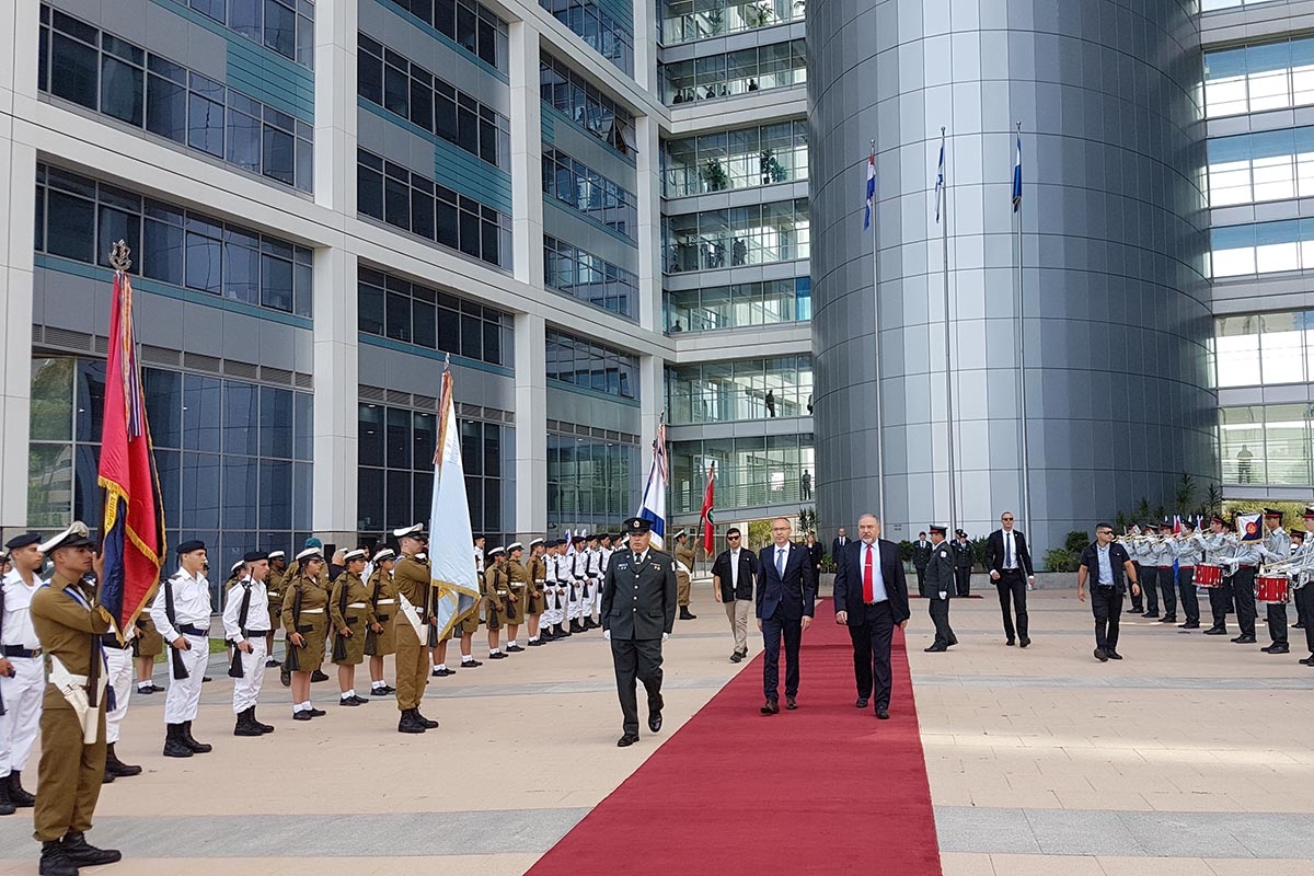 https://www.morh.hr/wp-content/gallery/krsticevic-s-izraelskim-predsjednikom-i-ministrom-obrane/krsticevic_rivlin_lieberman_israel_030718_08.jpg