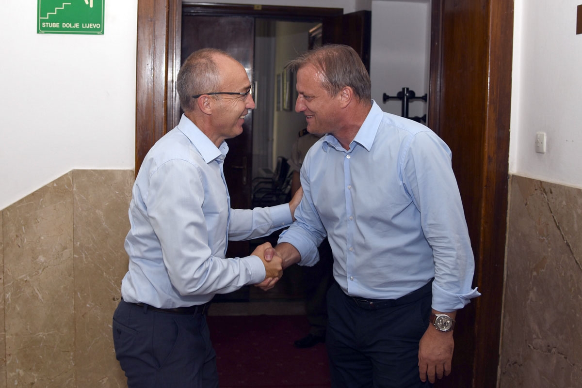 https://www.morh.hr/wp-content/gallery/krsticevic-urucio-hrvatsku-zastavu-gradonacelniku-zadra/zadar_24082018_02.jpg