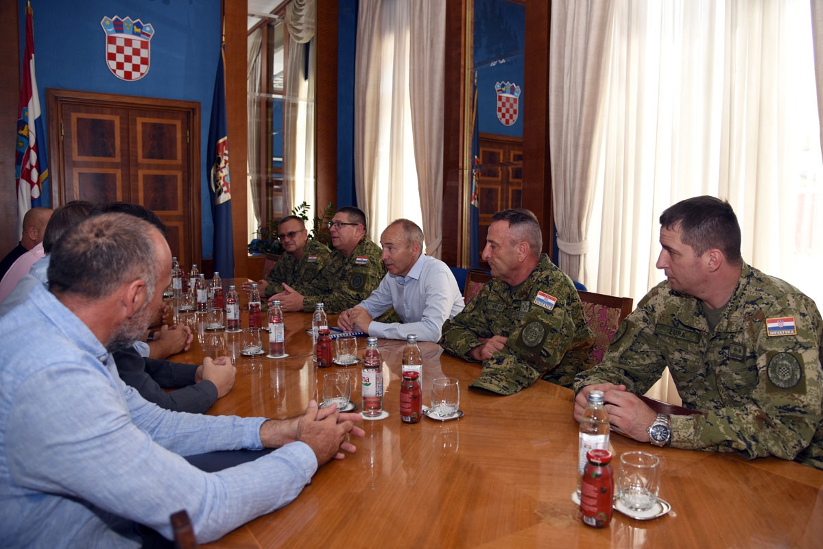 https://www.morh.hr/wp-content/gallery/krsticevic-urucio-hrvatsku-zastavu-gradonacelniku-zadra/zadar_24082018_03.jpg