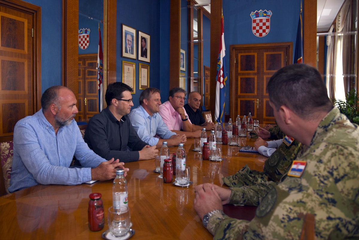 https://www.morh.hr/wp-content/gallery/krsticevic-urucio-hrvatsku-zastavu-gradonacelniku-zadra/zadar_24082018_04.jpg