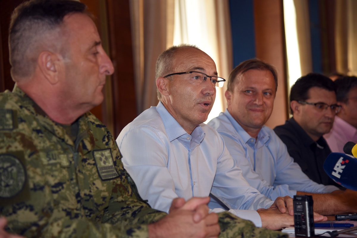 https://www.morh.hr/wp-content/gallery/krsticevic-urucio-hrvatsku-zastavu-gradonacelniku-zadra/zadar_24082018_07.jpg