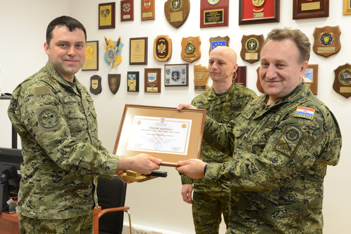 https://www.morh.hr/wp-content/gallery/lovri-i-fijala-najbolji-doasnik-i-vojnik-mjeseca-sijenja/najbolji_vojnik_22022013_7.JPG