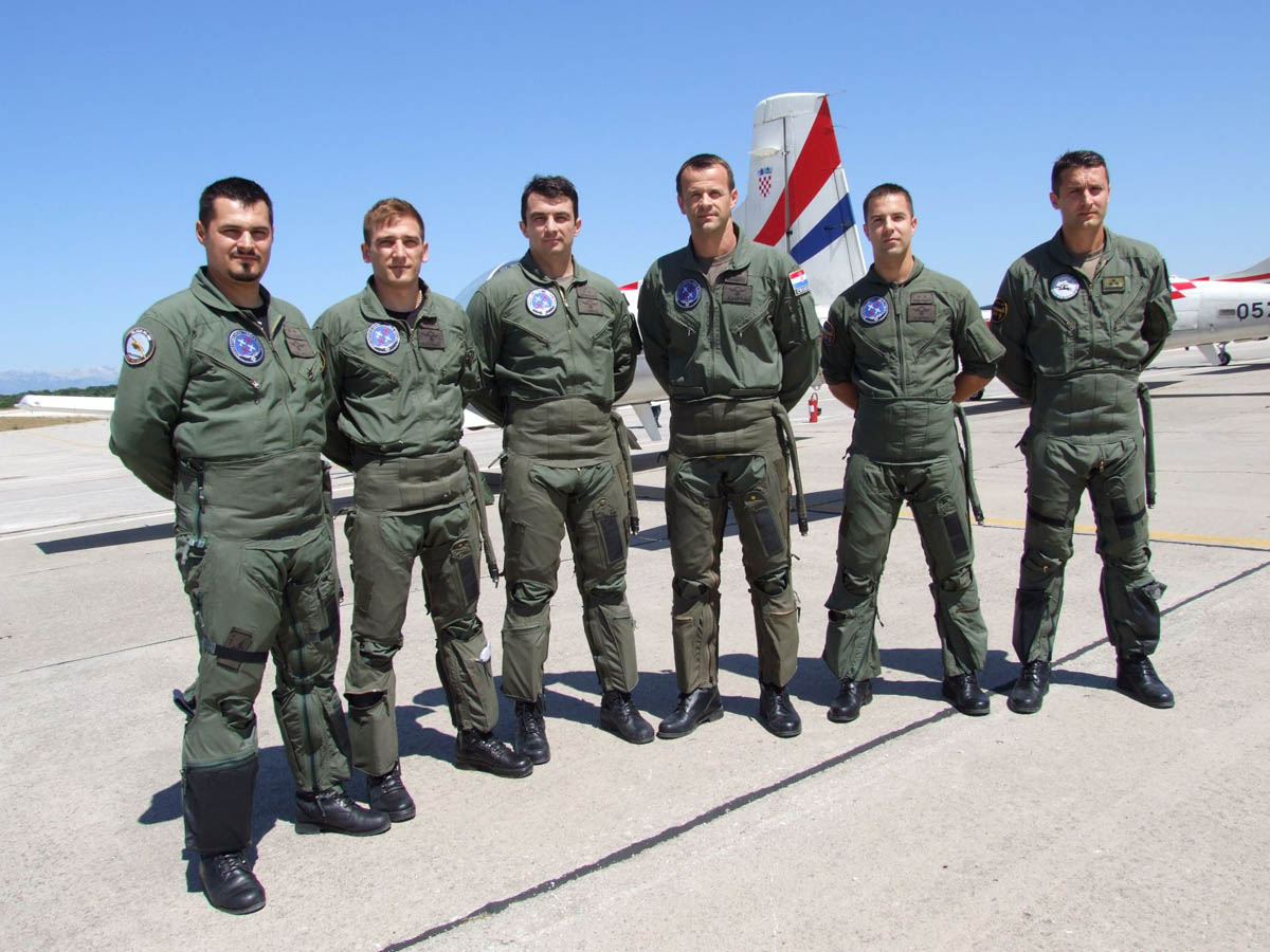 https://www.morh.hr/wp-content/gallery/mig-21-i-krila-oluje-nastupili-na-aeromitingu-u-varazdinu/varazdin_12072015_1.jpg