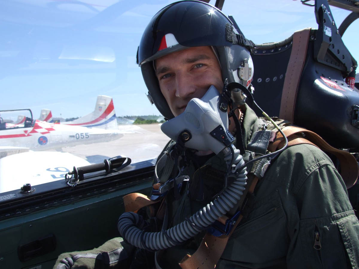 https://www.morh.hr/wp-content/gallery/mig-21-i-krila-oluje-nastupili-na-aeromitingu-u-varazdinu/varazdin_12072015_4.jpg
