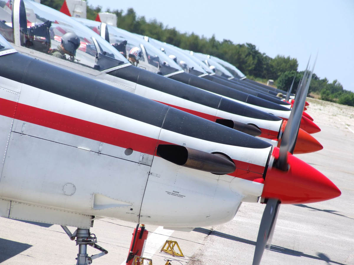 https://www.morh.hr/wp-content/gallery/mig-21-i-krila-oluje-nastupili-na-aeromitingu-u-varazdinu/varazdin_12072015_5.jpg