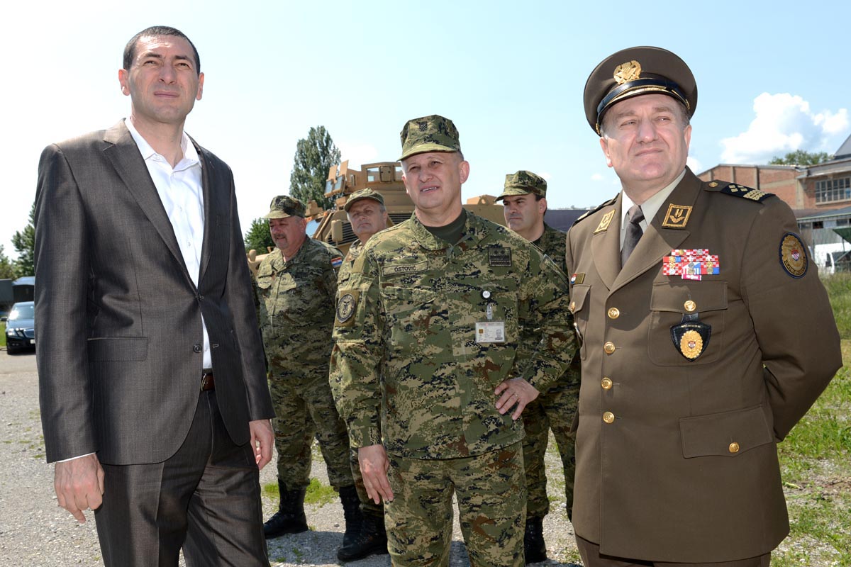 https://www.morh.hr/wp-content/gallery/milanovic-kotromanovic-i-lovric-obisli-donirana-mrap-vozila/rz_02052014_09.jpg