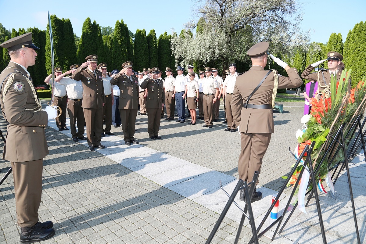 https://www.morh.hr/wp-content/gallery/mimohod-polaznika-vojnih-skola-u-vukovaru/mimohod_polaznika_vojnih_skola_vukovar_25062019_01.jpg