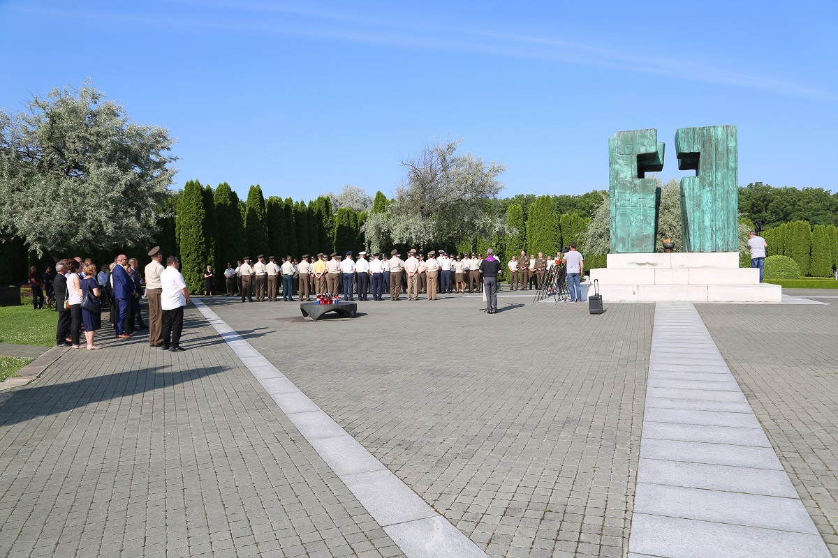 https://www.morh.hr/wp-content/gallery/mimohod-polaznika-vojnih-skola-u-vukovaru/mimohod_polaznika_vojnih_skola_vukovar_25062019_03.jpg