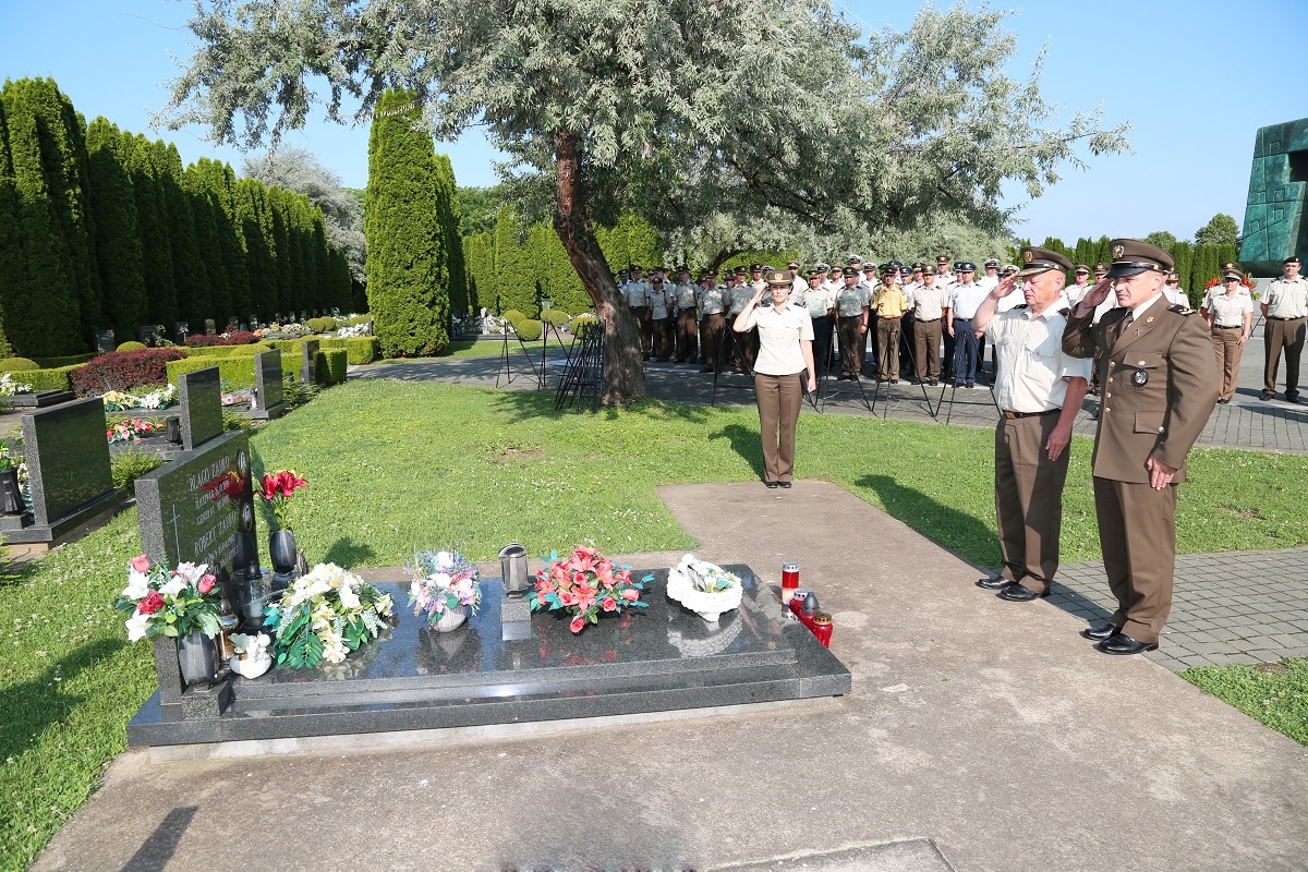 https://www.morh.hr/wp-content/gallery/mimohod-polaznika-vojnih-skola-u-vukovaru/mimohod_polaznika_vojnih_skola_vukovar_25062019_04.jpg