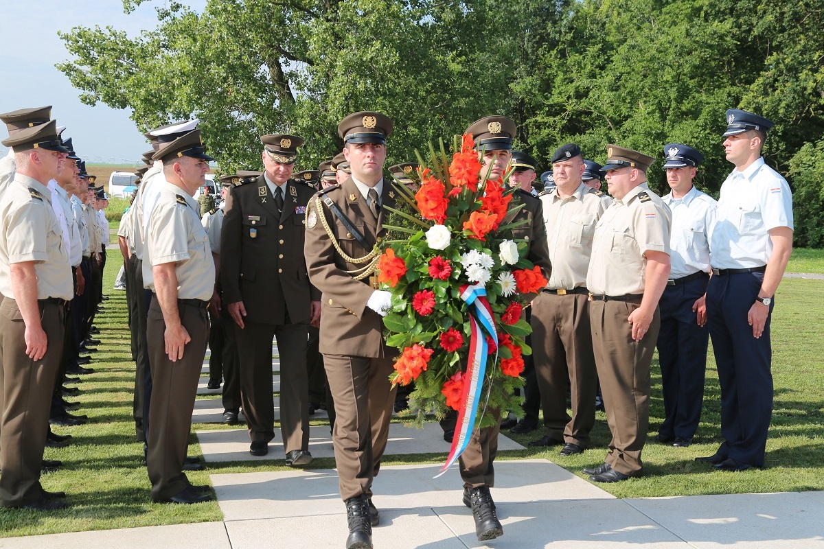 https://www.morh.hr/wp-content/gallery/mimohod-polaznika-vojnih-skola-u-vukovaru/mimohod_polaznika_vojnih_skola_vukovar_25062019_05.jpg