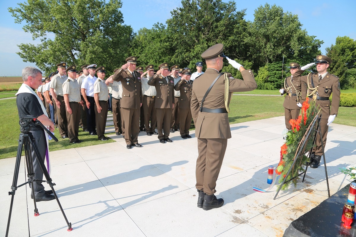 https://www.morh.hr/wp-content/gallery/mimohod-polaznika-vojnih-skola-u-vukovaru/mimohod_polaznika_vojnih_skola_vukovar_25062019_06.jpg
